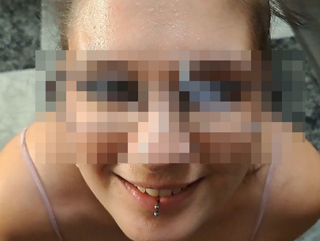 CaraliaDeluxe Porno Video: Auf die Brille und ins Gesicht gerotzt!