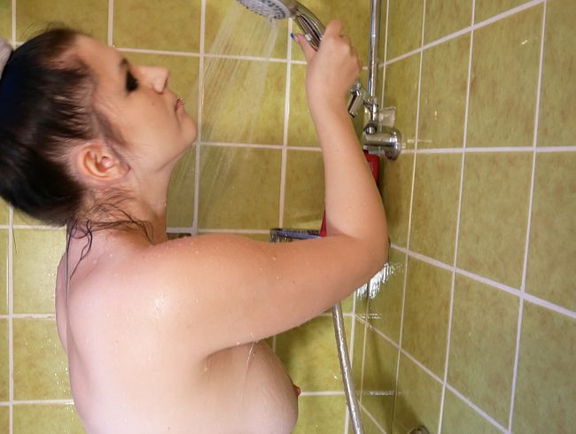 CaraliaDeluxe Porno Video: Hilfe! Vom Spanner in Hoteldusche heiml gefilmt!