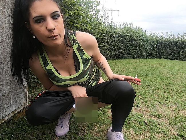 CaraliaDeluxe Porno Video: Rauchen und pi**en!